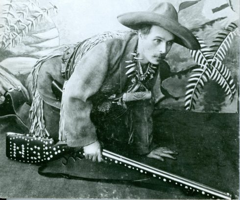 Karl May schleichend als Old Shatterhand, 1896